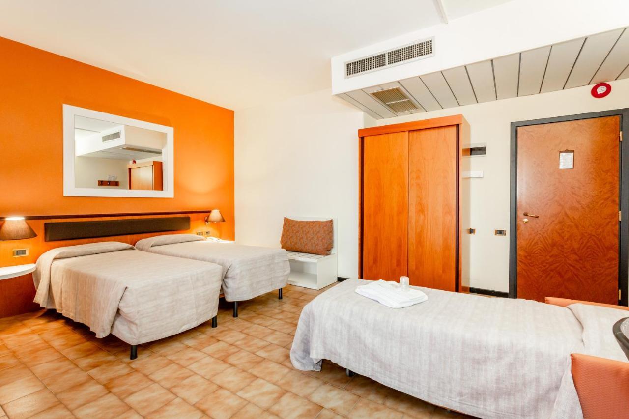 Готель Rhi Porta Bologna П'єве-ді-Ченто Екстер'єр фото